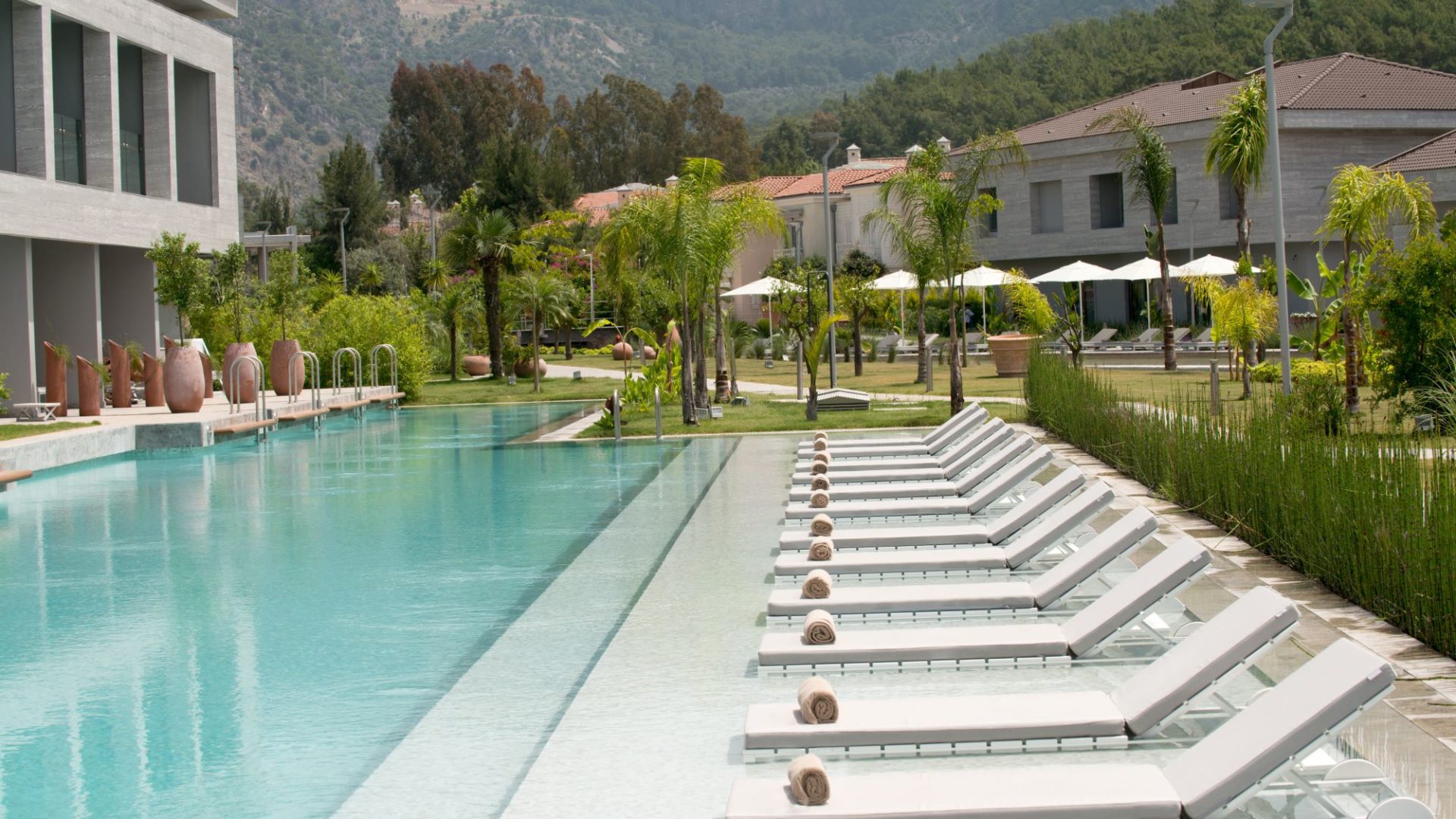 Pool with swim up rooms