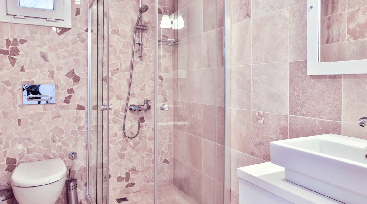 One of the en-suite shower room