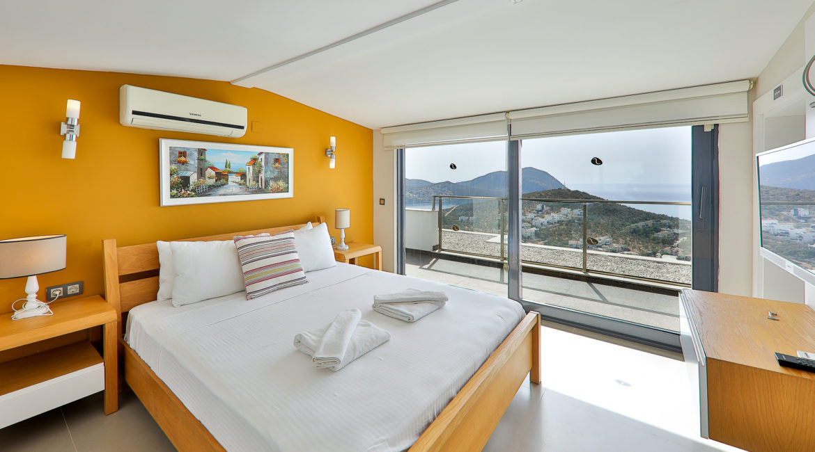 Double bedroom with impressive views