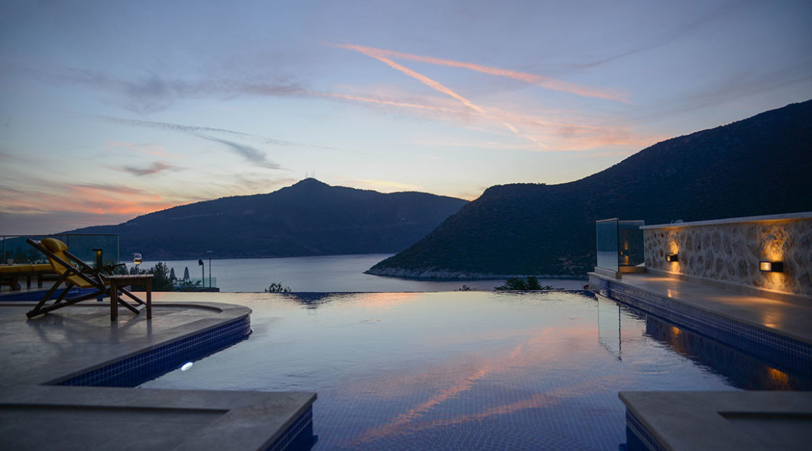 Villa Ozma infinity pool with sea views