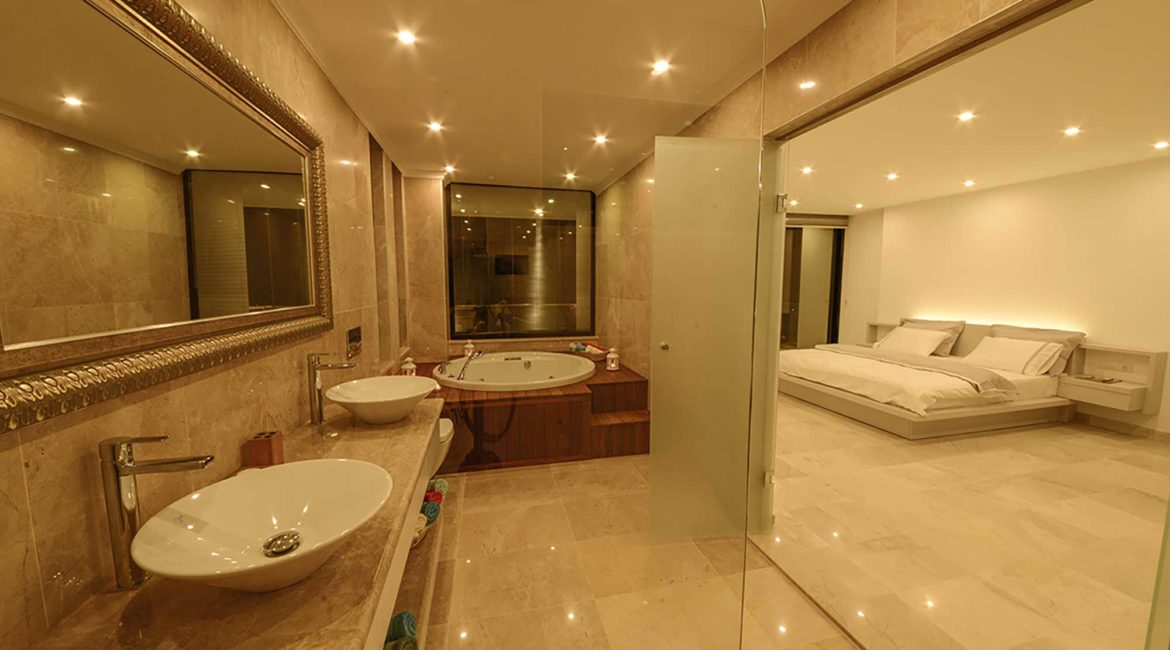 Villa Ozma Jacuzzi bath and bedroom