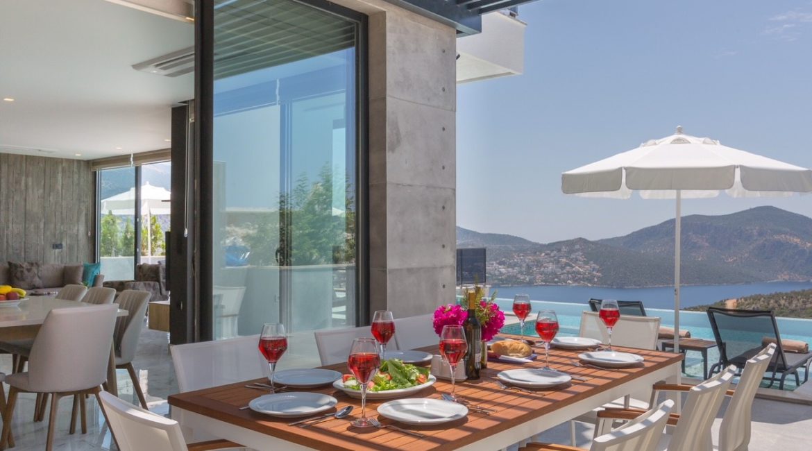 Villa Elegance shaded outdoor dining