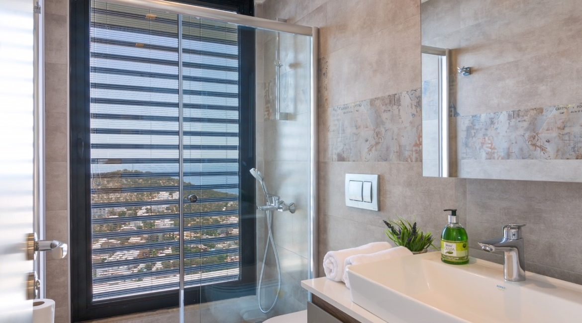 Villa Elegance shower room