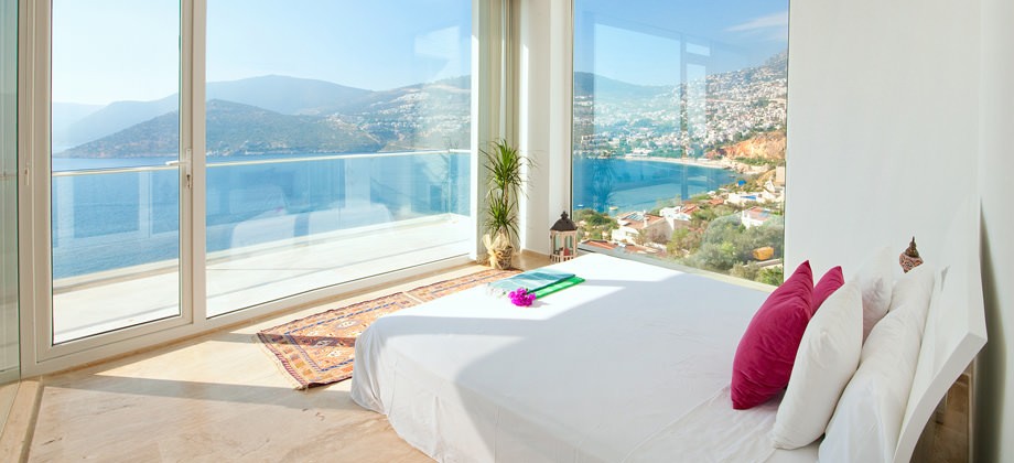 Villa Lumineux double bedroom with sea views