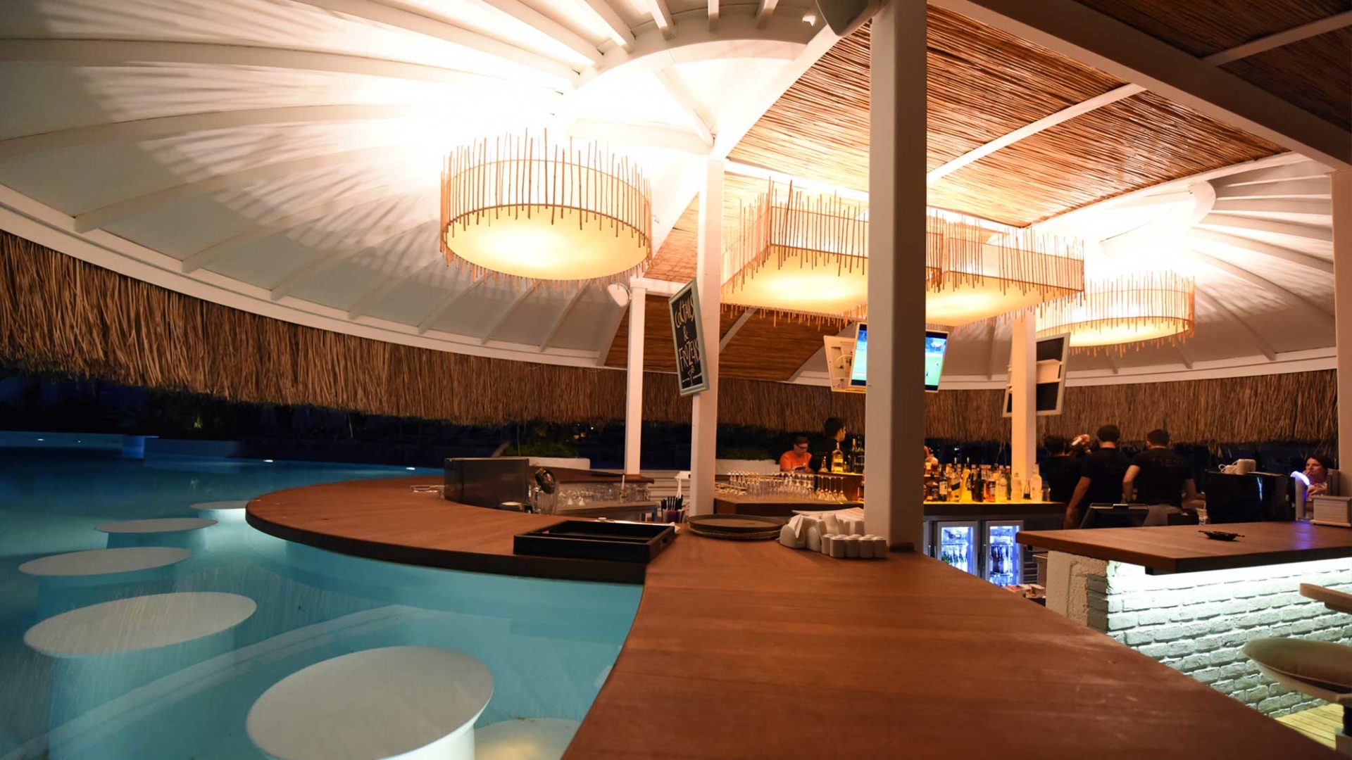 Yacht Classic swim up bar