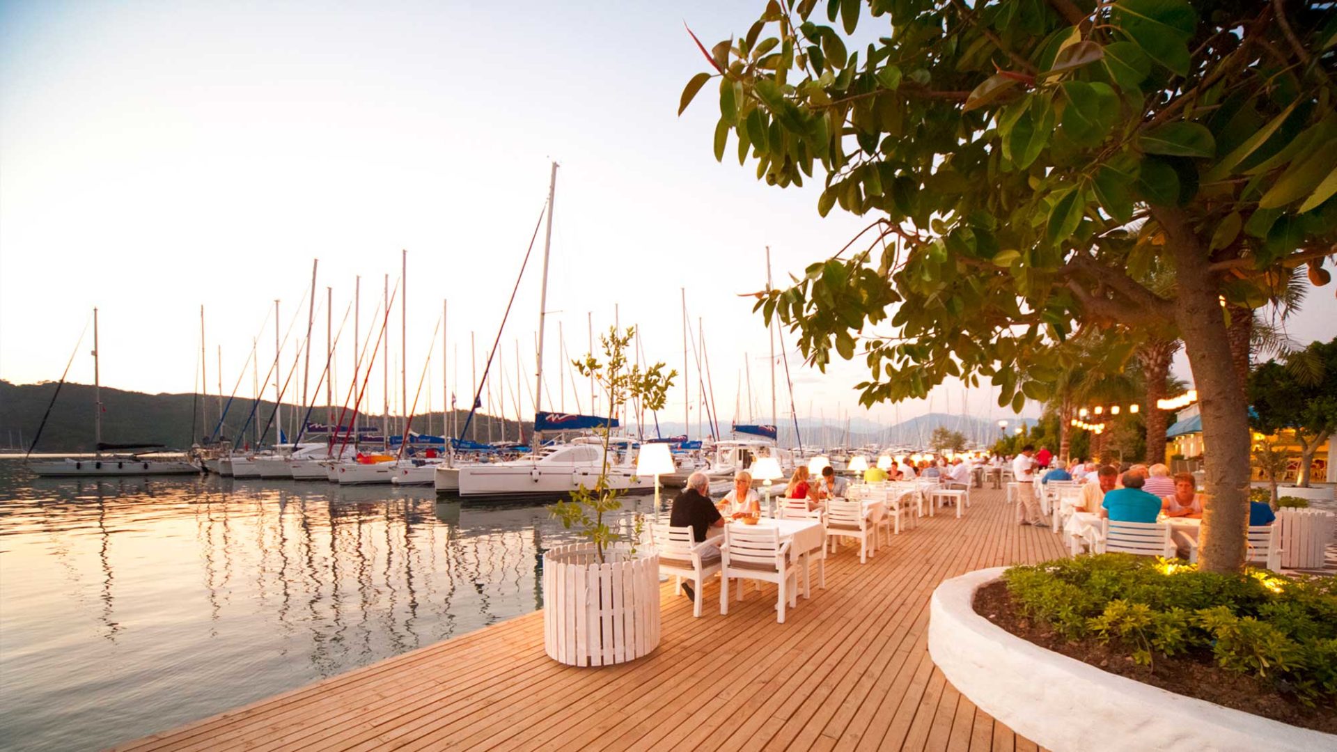 Yacht Classic restaurant decking