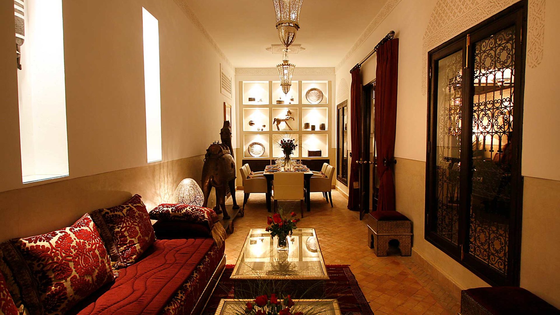 Riad Assakina's lounge and dining room