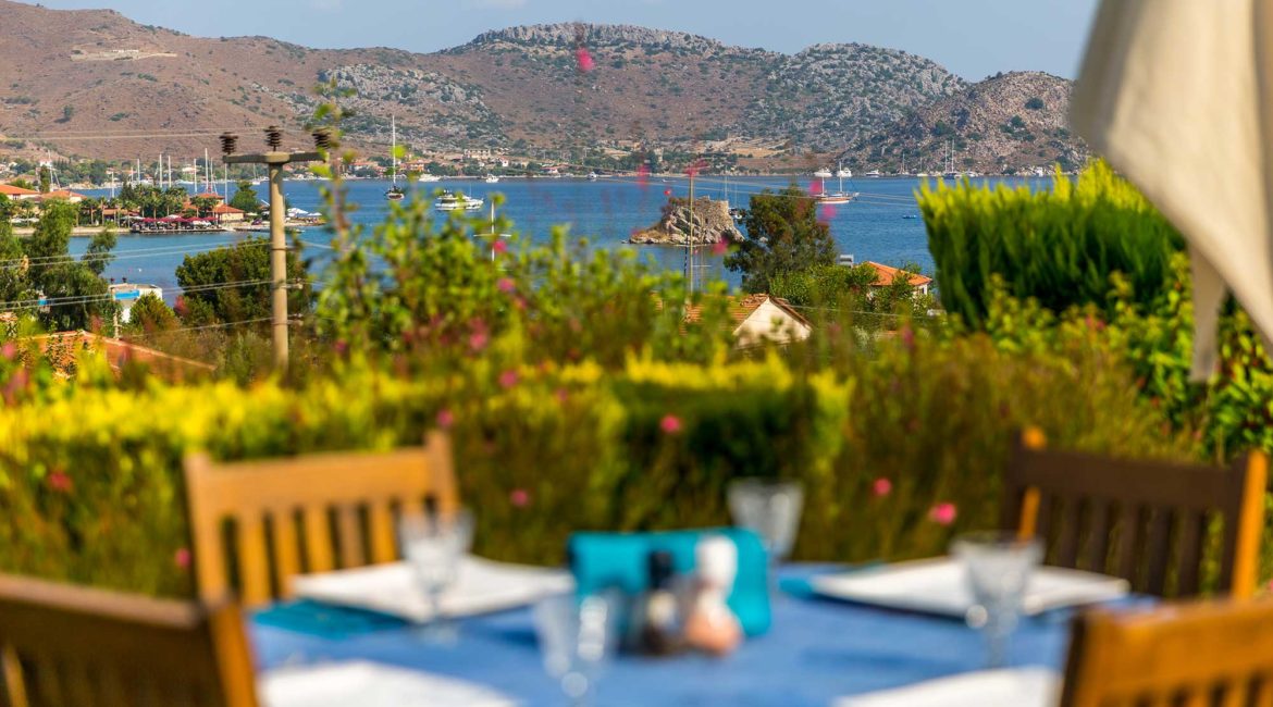 Badem Tatil Evi restaurant with sea views
