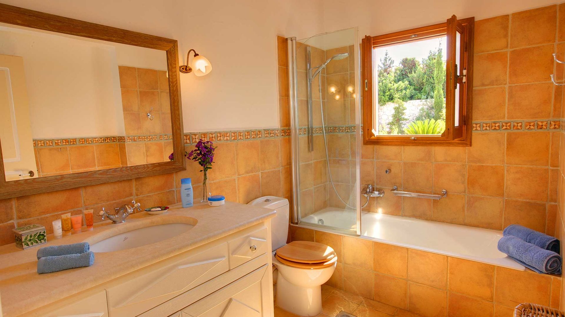 Villa Dolicha en-suite bathroom