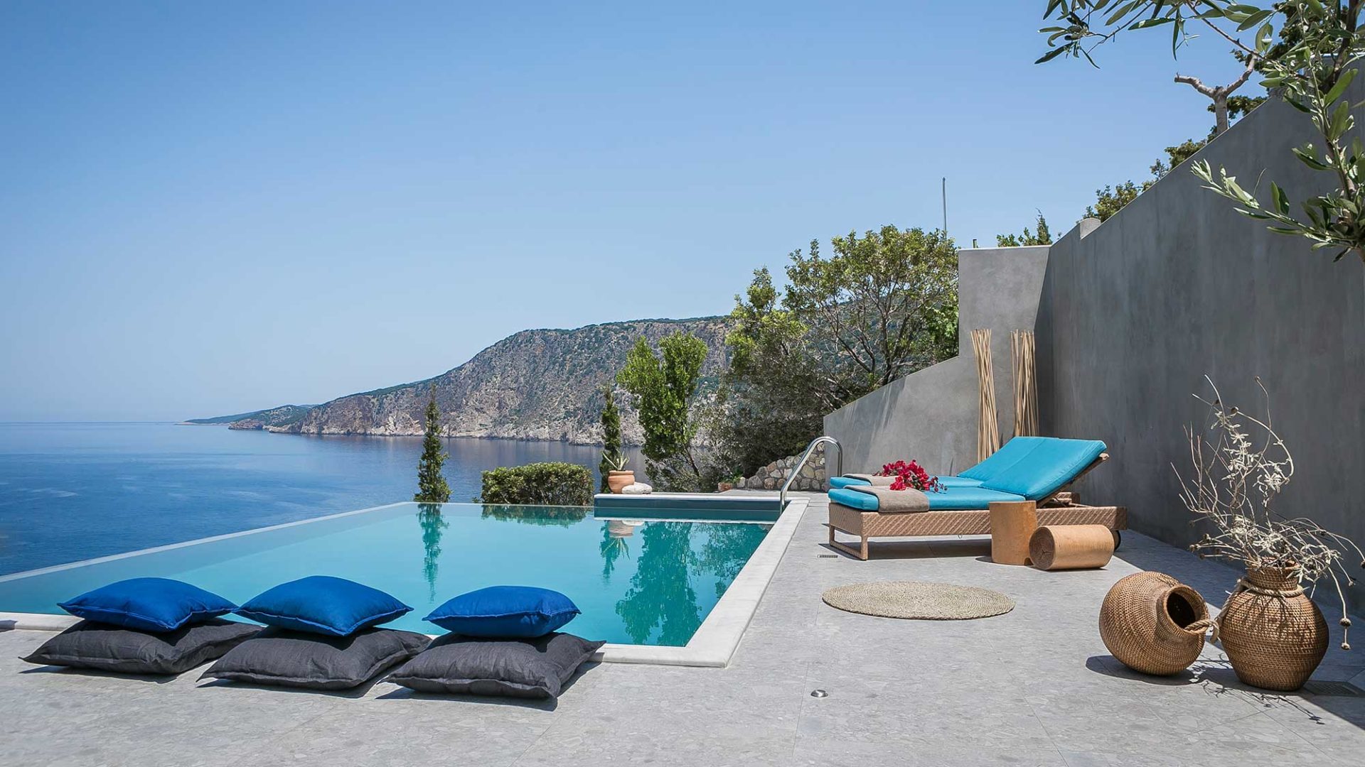 Villa Eleni Braunis Horio  luxury sun beds, pool and beautiful sea views