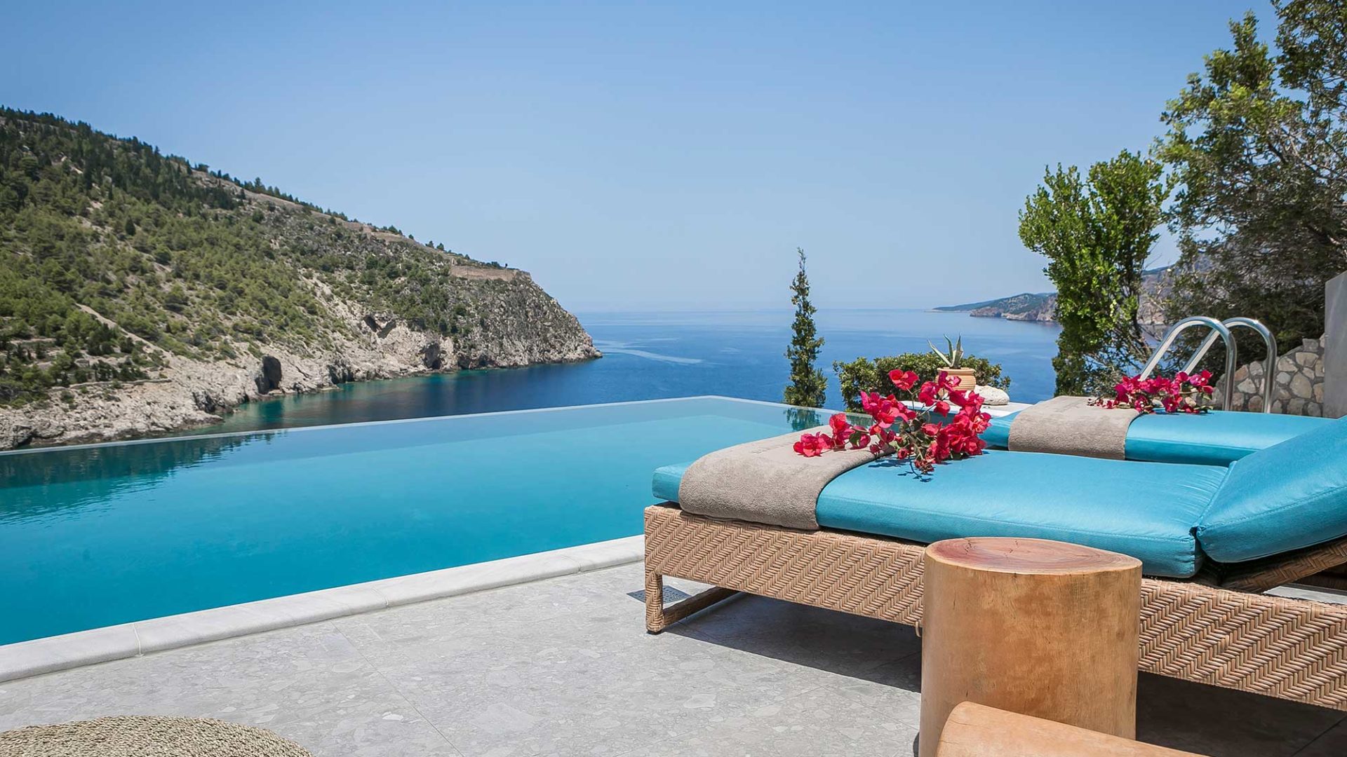 Villa Eleni Braunis Horio  luxury sun beds and pool