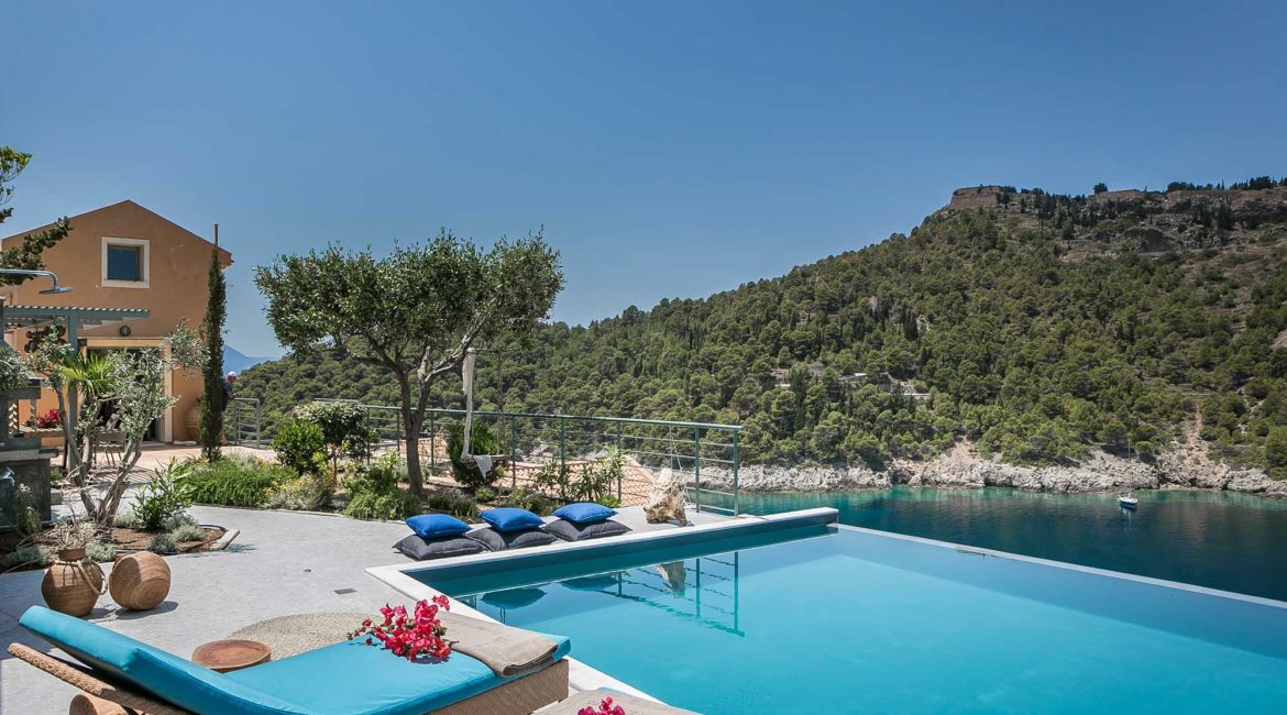 Villa Eleni Braunis Horio  sun terrace and pool