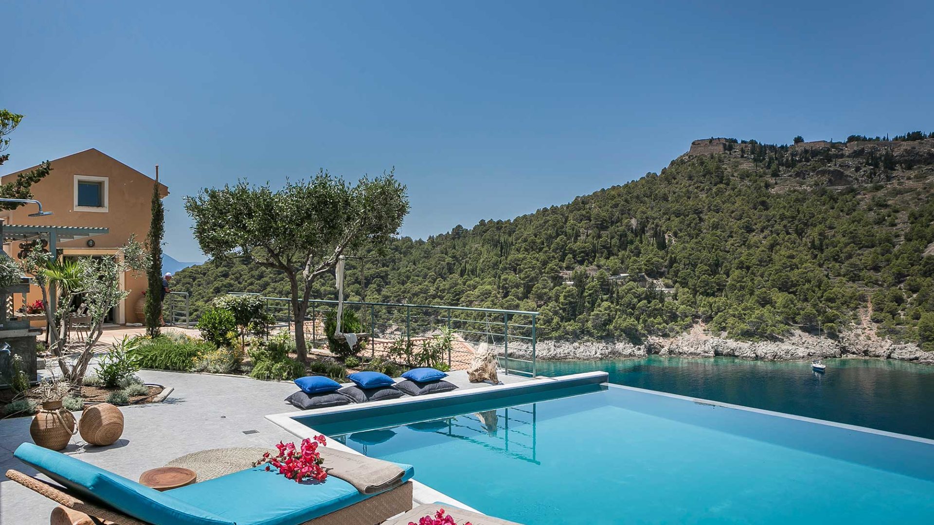 Villa Eleni Braunis Horio  sun terrace and pool