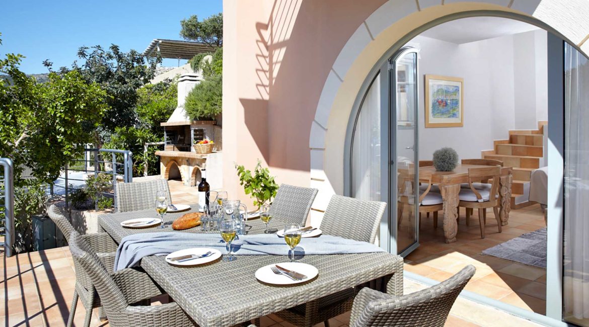 Villa Maistralli Braunis Horio outside dining with sea views
