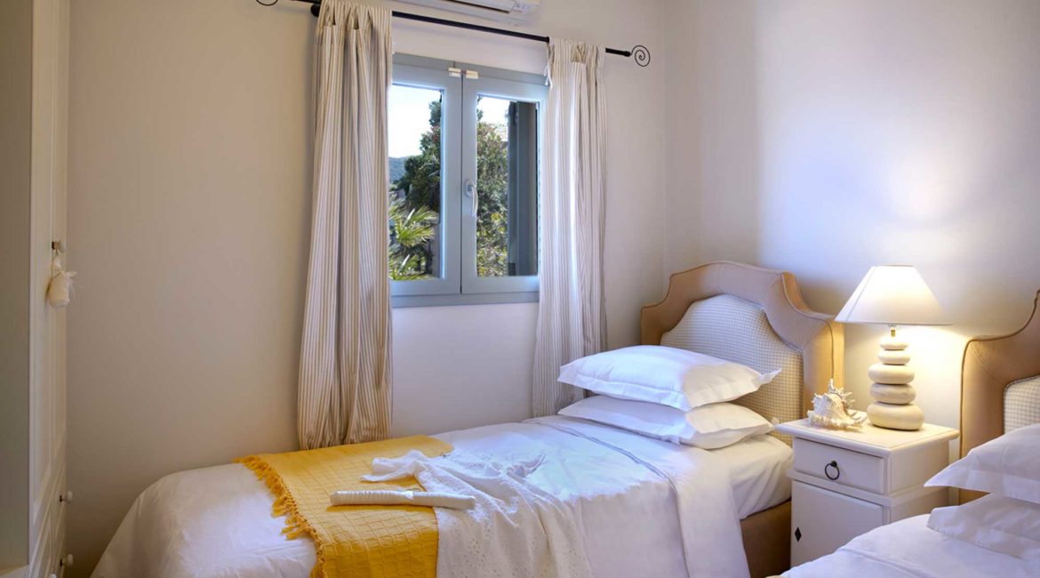 Villa Nikolis Braunis Horio twin bedroom
