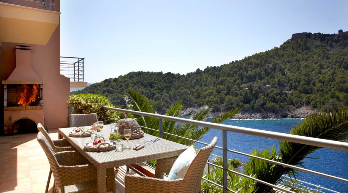 Villa Palatsina Braunis Horio sun terrace with sea views