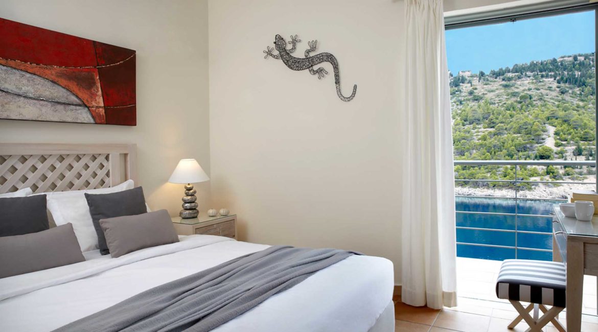 Villa Palatsina Braunis Horio double bedroom with sea views