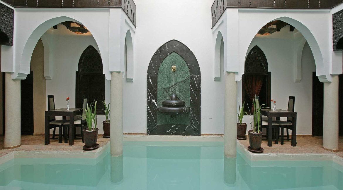The pool and fountain of Riad Opale