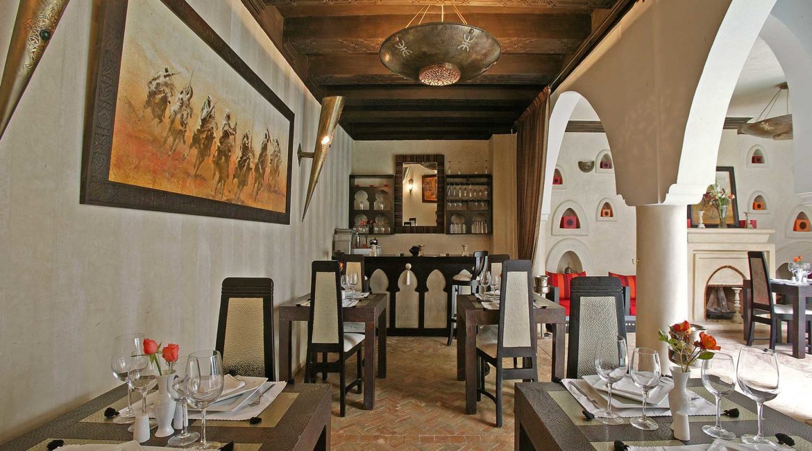 Riad Opale's restaurant and bar area