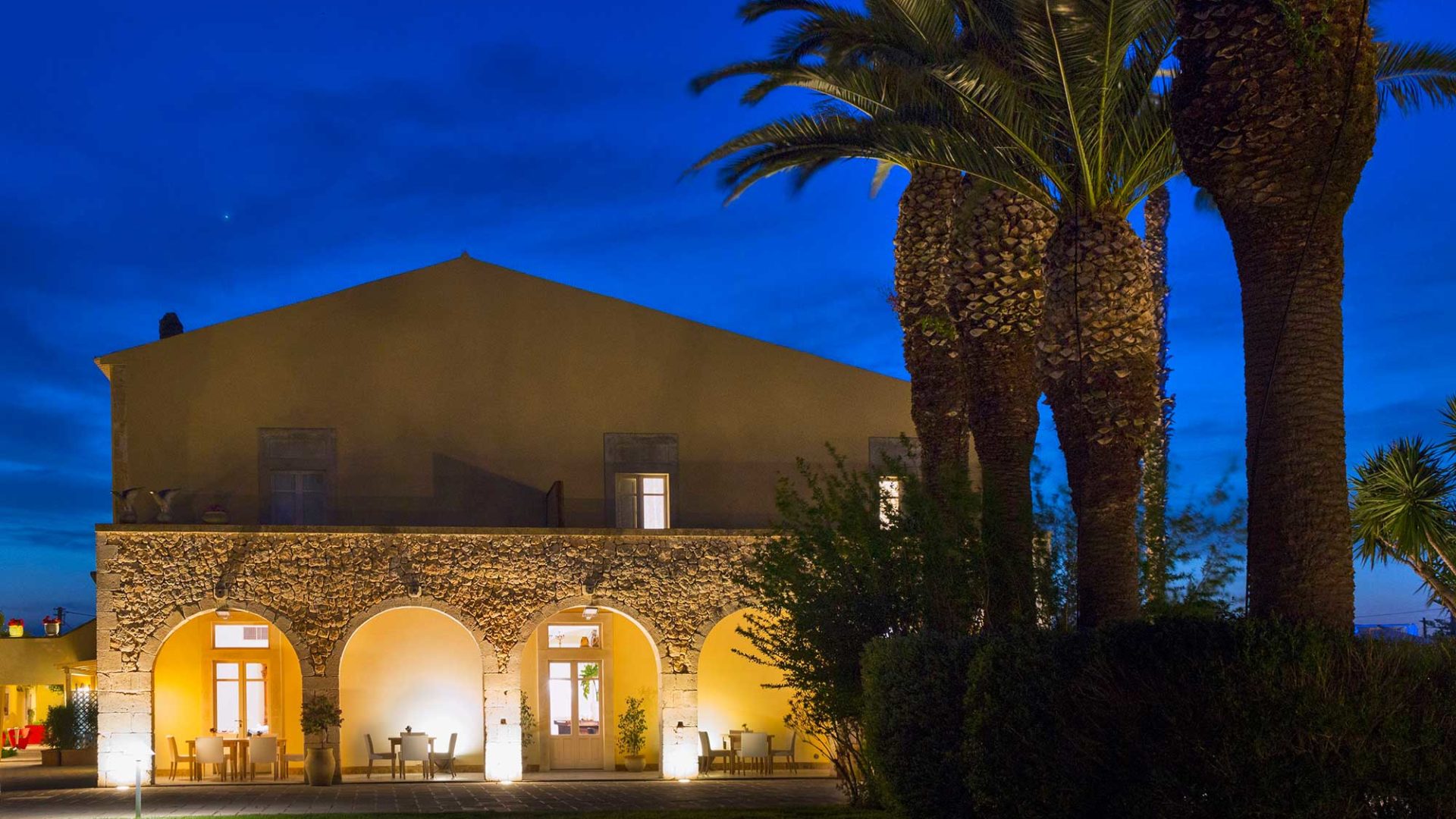 The hotel Caiammari at night