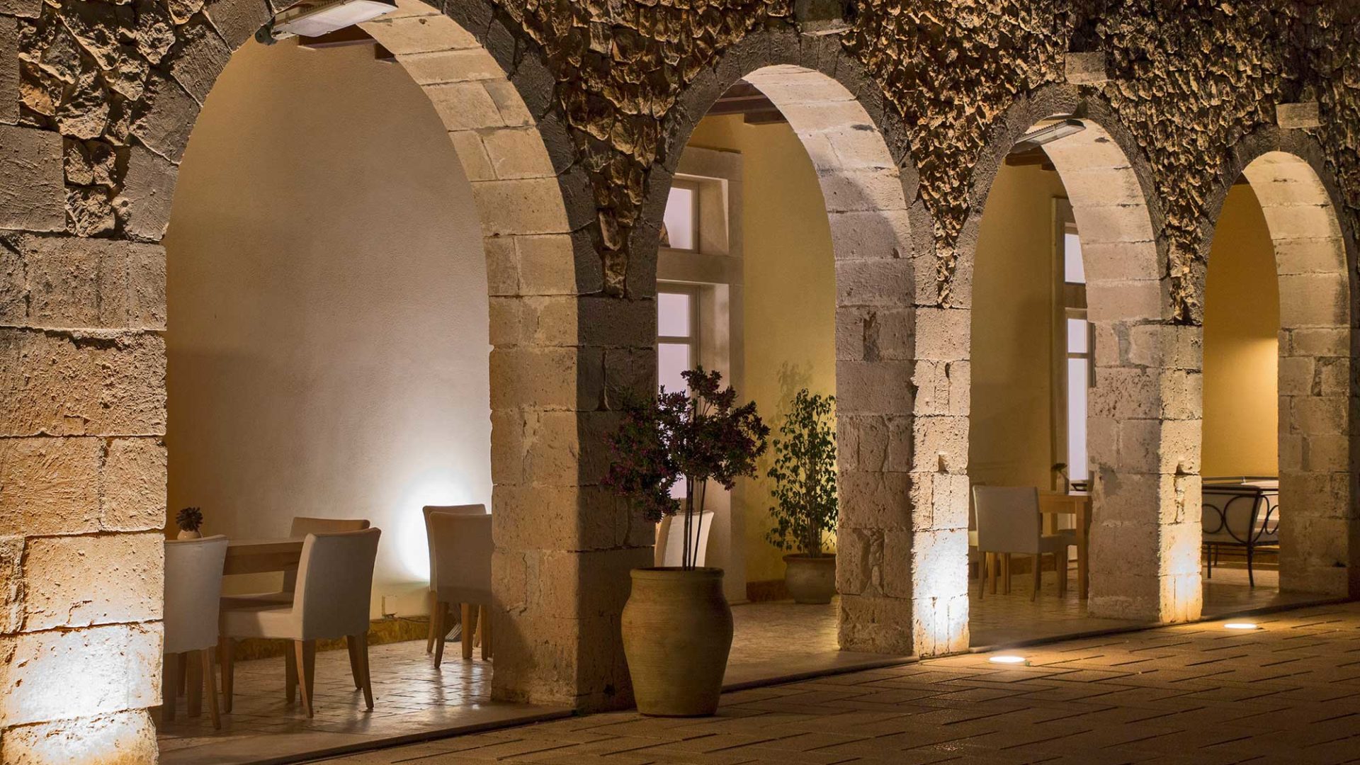 The hotel Caiammari courtyard at night