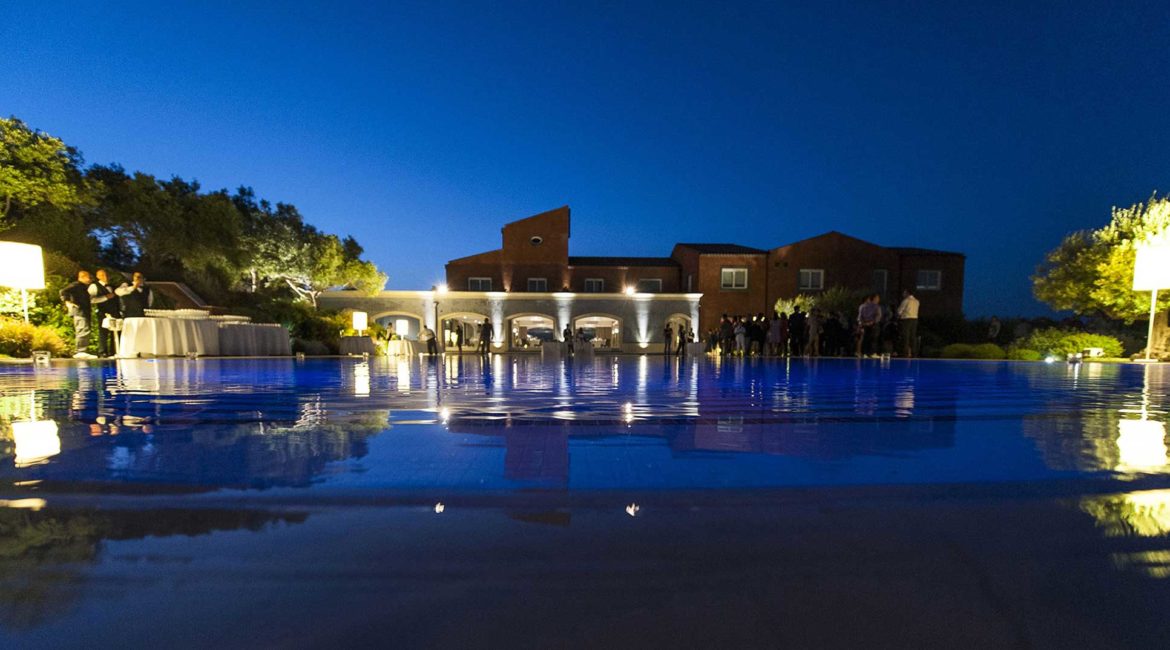 Hotel Villa Neri's pool at night
