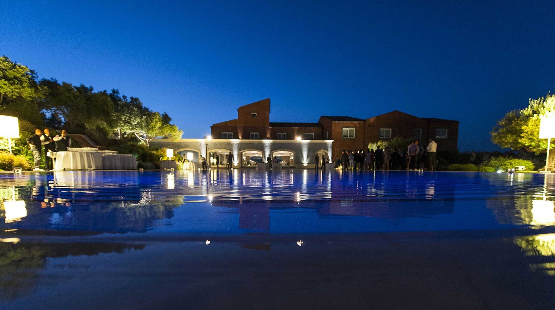 Hotel Villa Neri's pool at night