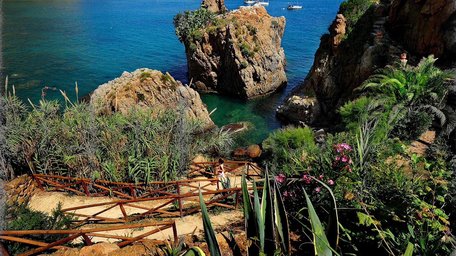 The path leading down to the sea at Le Calette