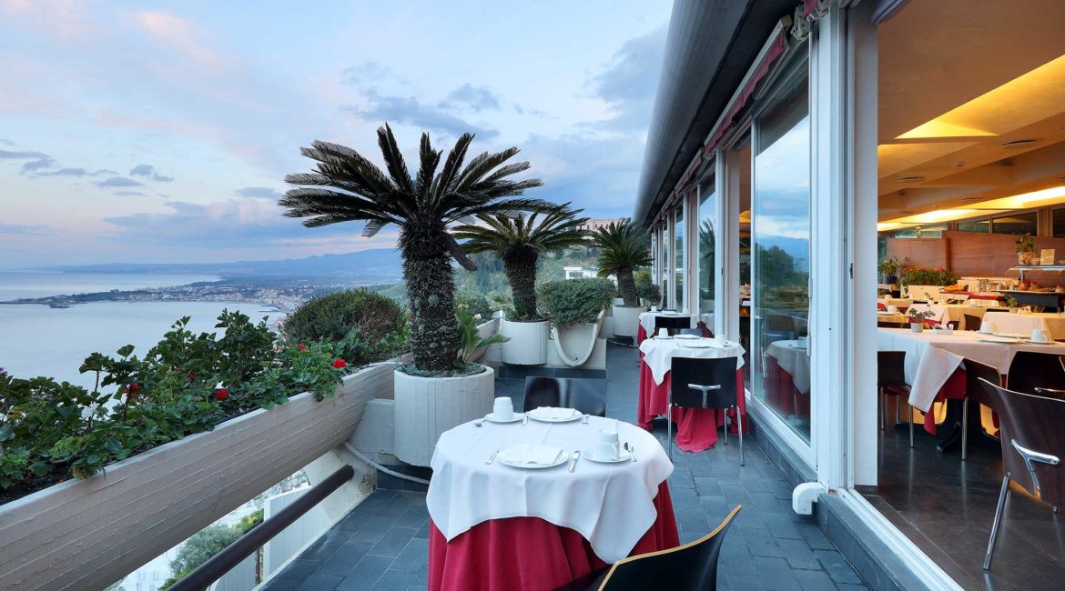 Monte Tauro Hotel restaurant views
