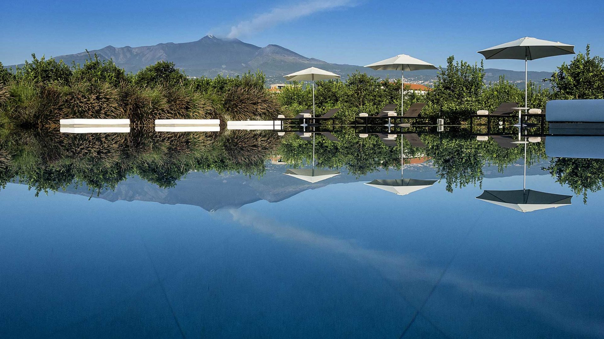 Ramo D'Aria fabulous pool and dramatic view of Mount Etna