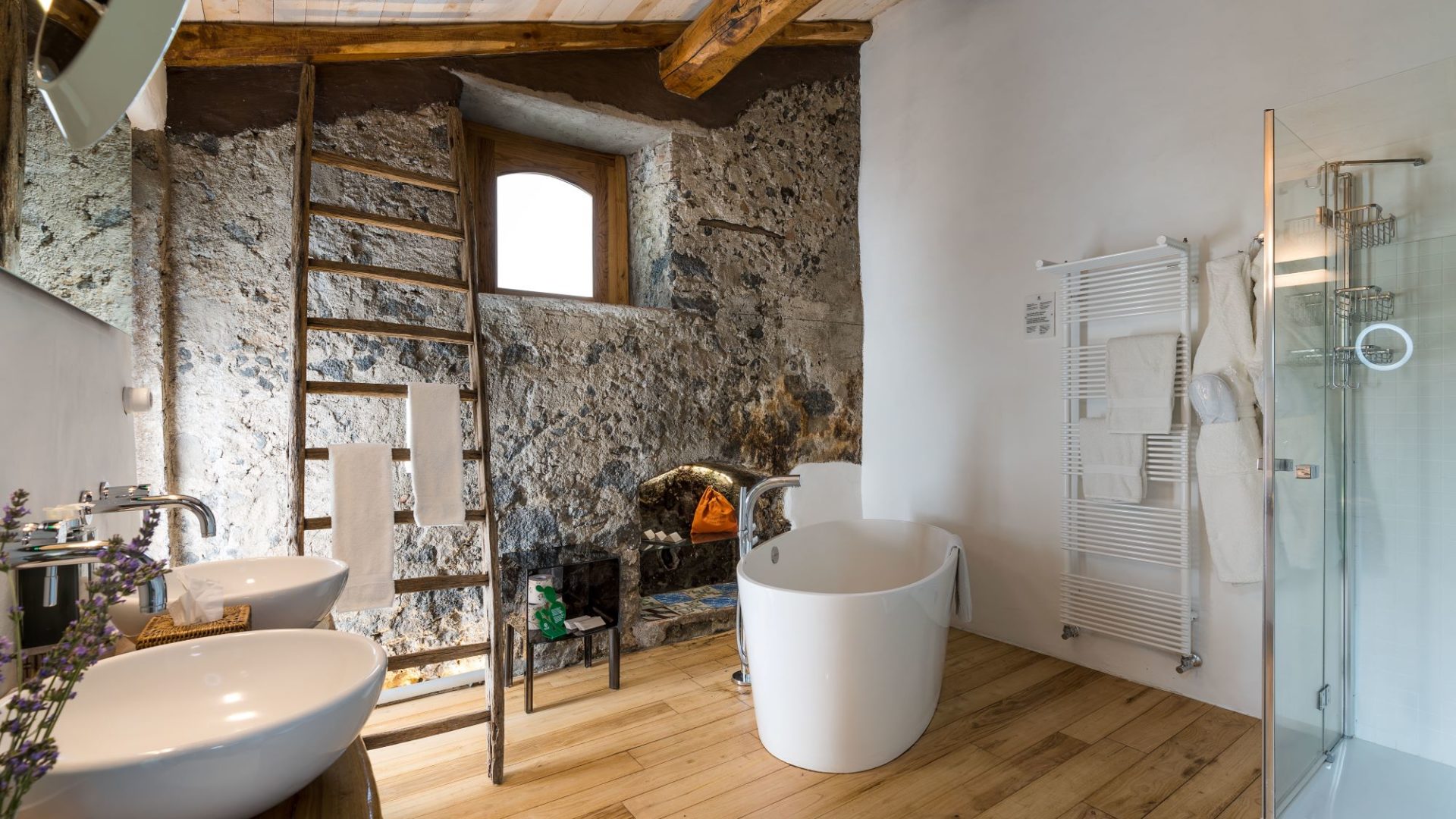 Monaci della terre Nere Estate Suite Bathroom