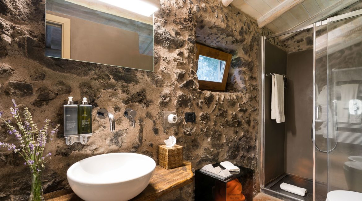 Monici Della Terra Nere Estate Villa Bathroom