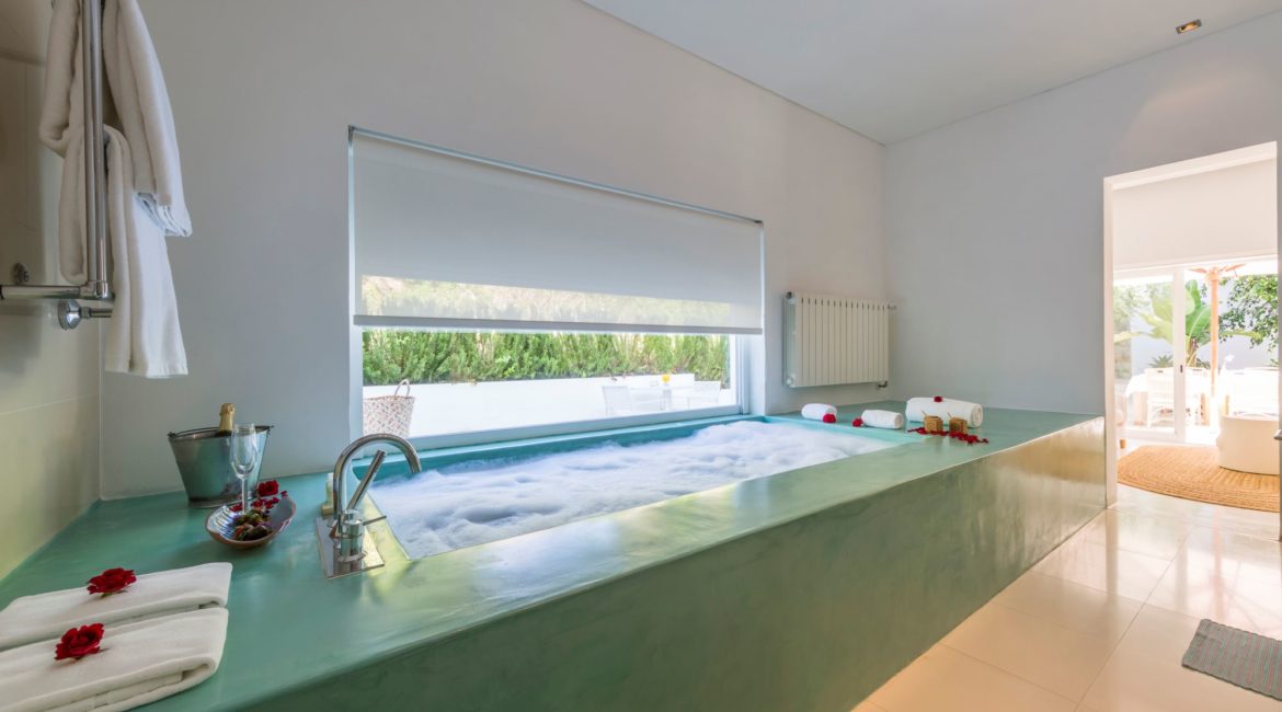 Vila Monte Laranjal Master Suite bathroom and terrace