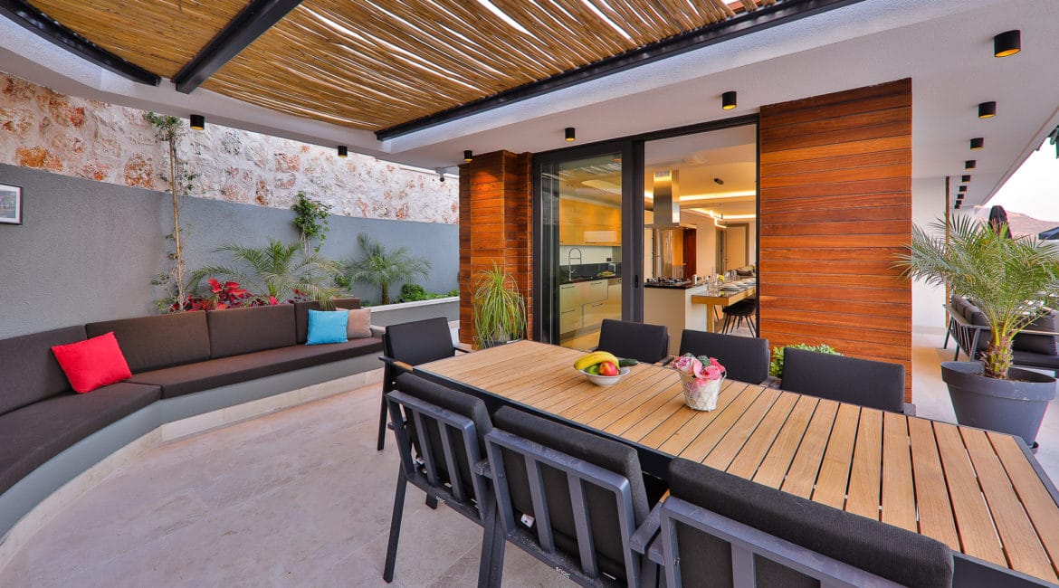Villa Dreams outside dining with ottoman seating