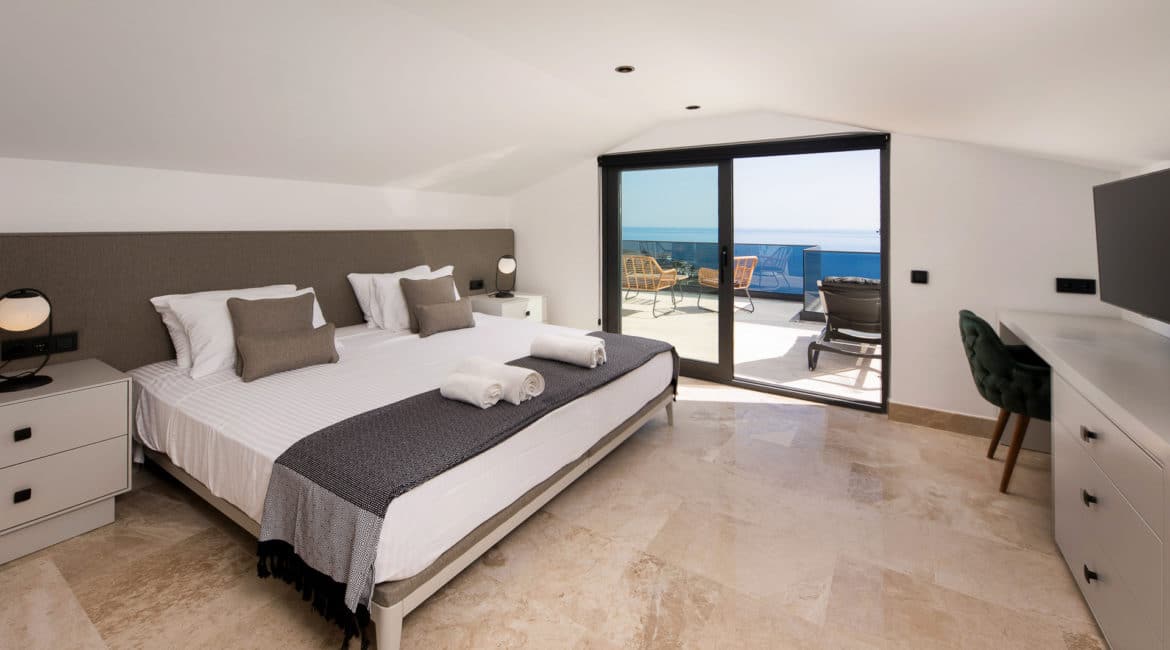 Villa Sweet double bedroom with balcony and sea views