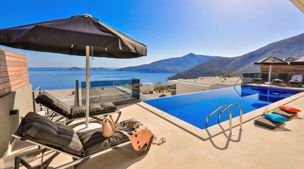 Villa Sweet sunbeds, pool and sea views