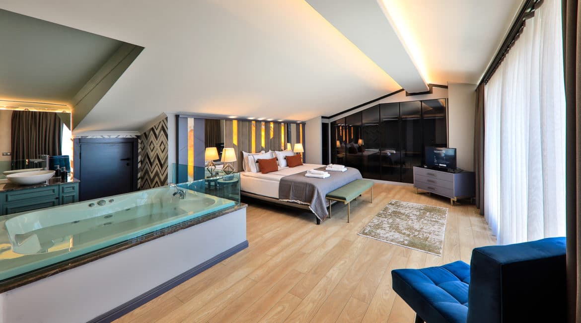 Villa Sandie top floor bedroom with open bath
