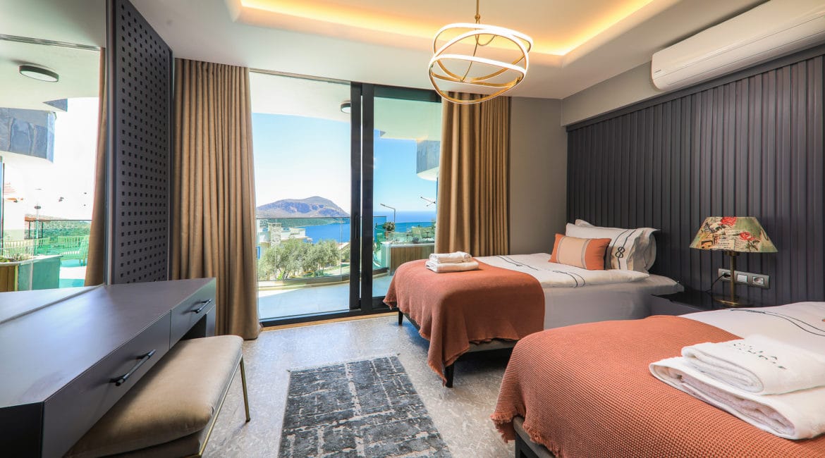 Villa Sandie twin room with sea views