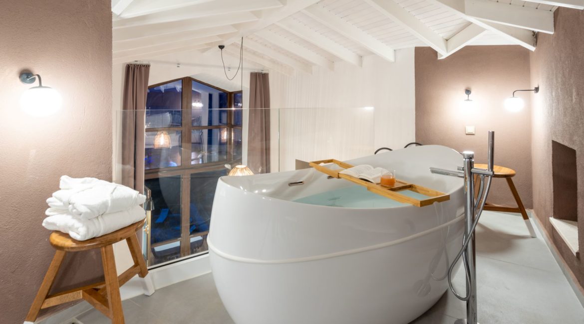 Loft Room with bath tub 6