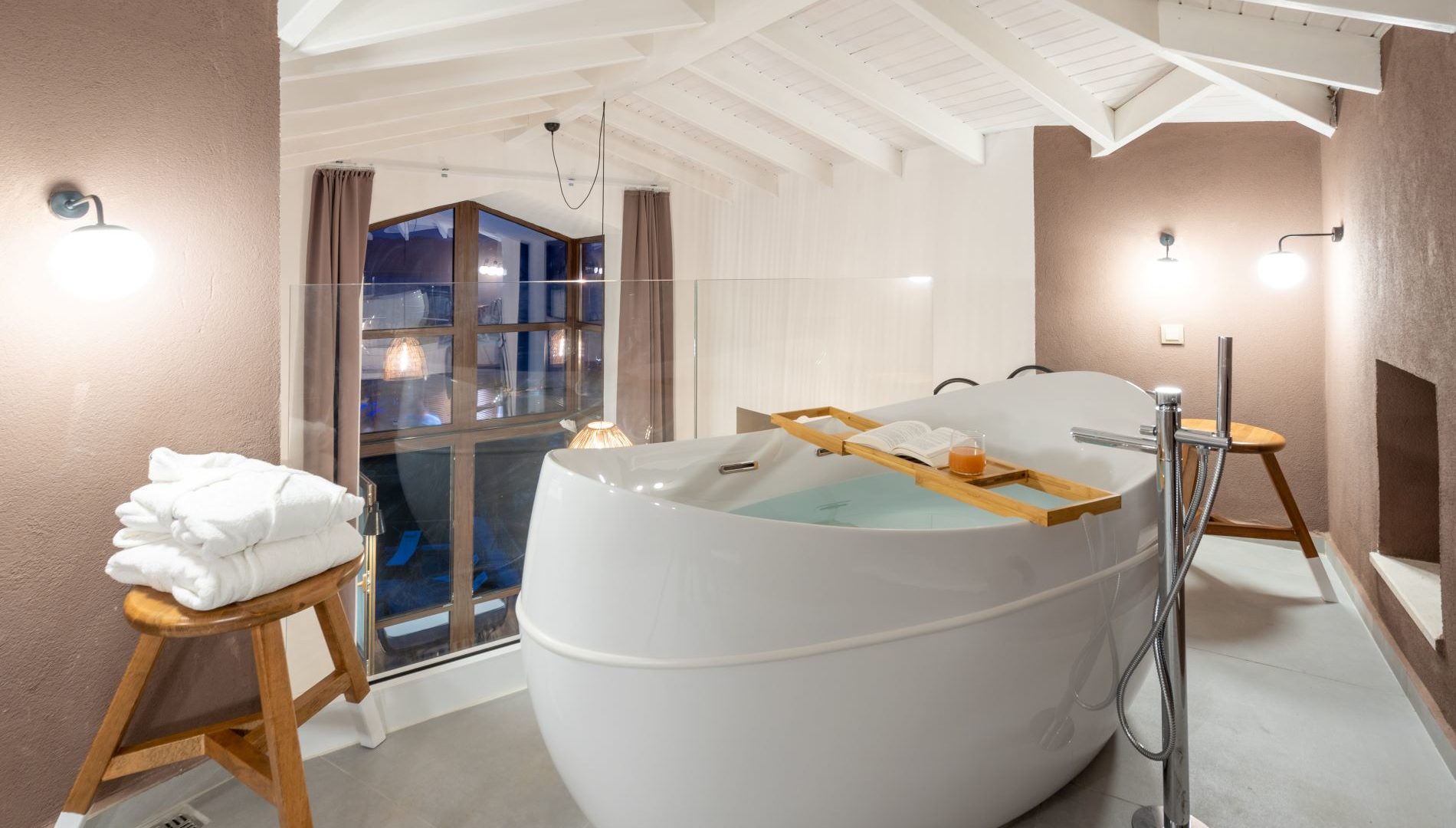 Loft Room with bath tub 6