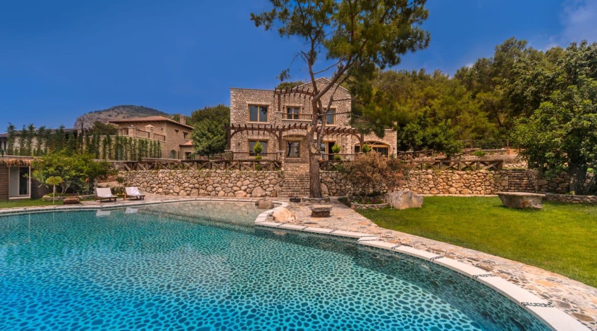 Gemile enormous pool house and garden