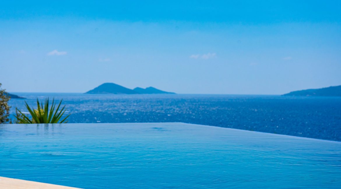 Mavi Deniz Inifnity edge swimming pool and goregous sea views