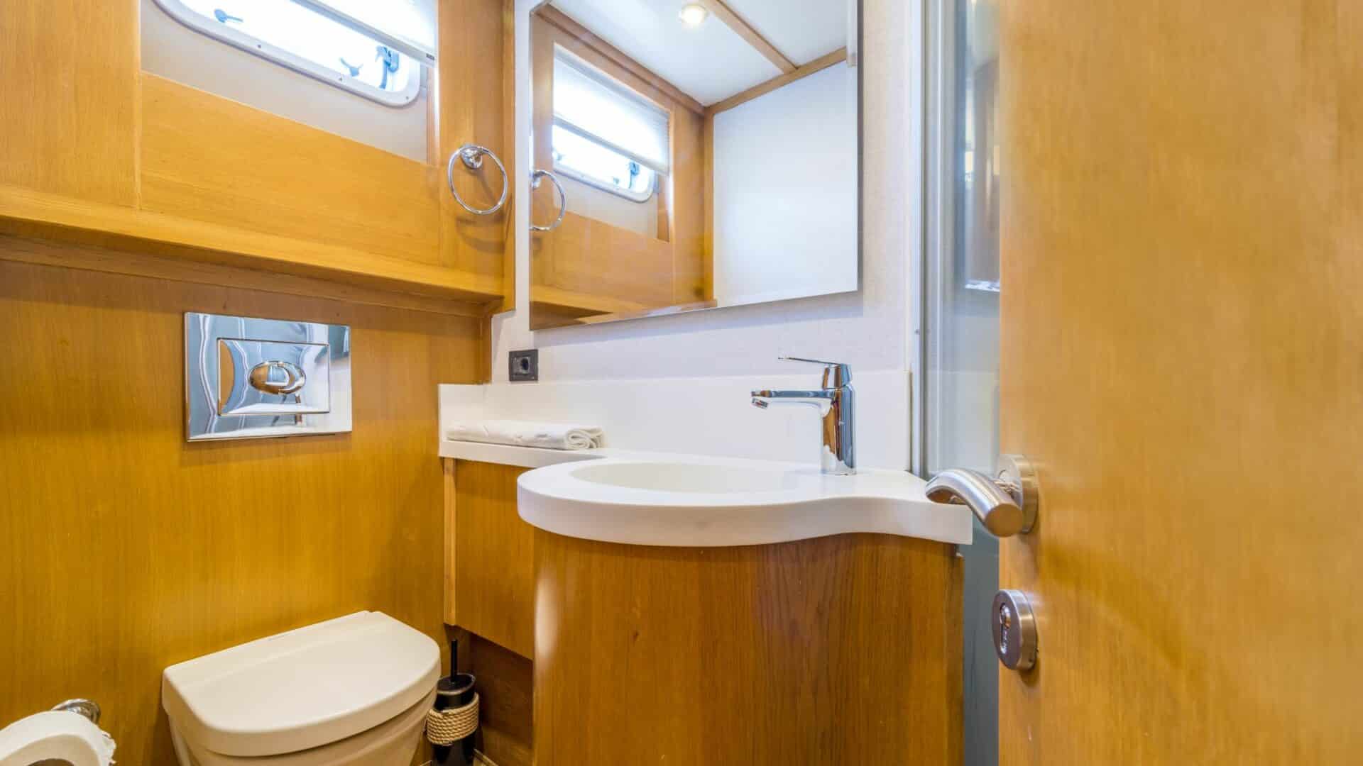 Happy Days - Twin Cabin Bathroom