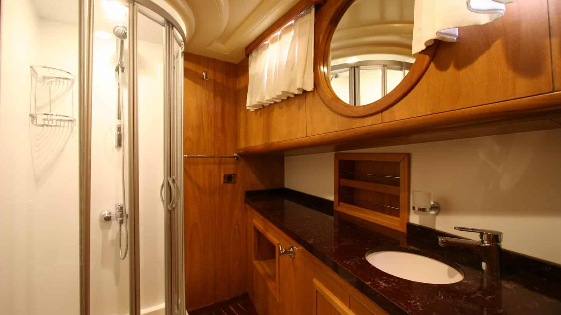 Mein Schatz - Forward Master Cabin Bathroom