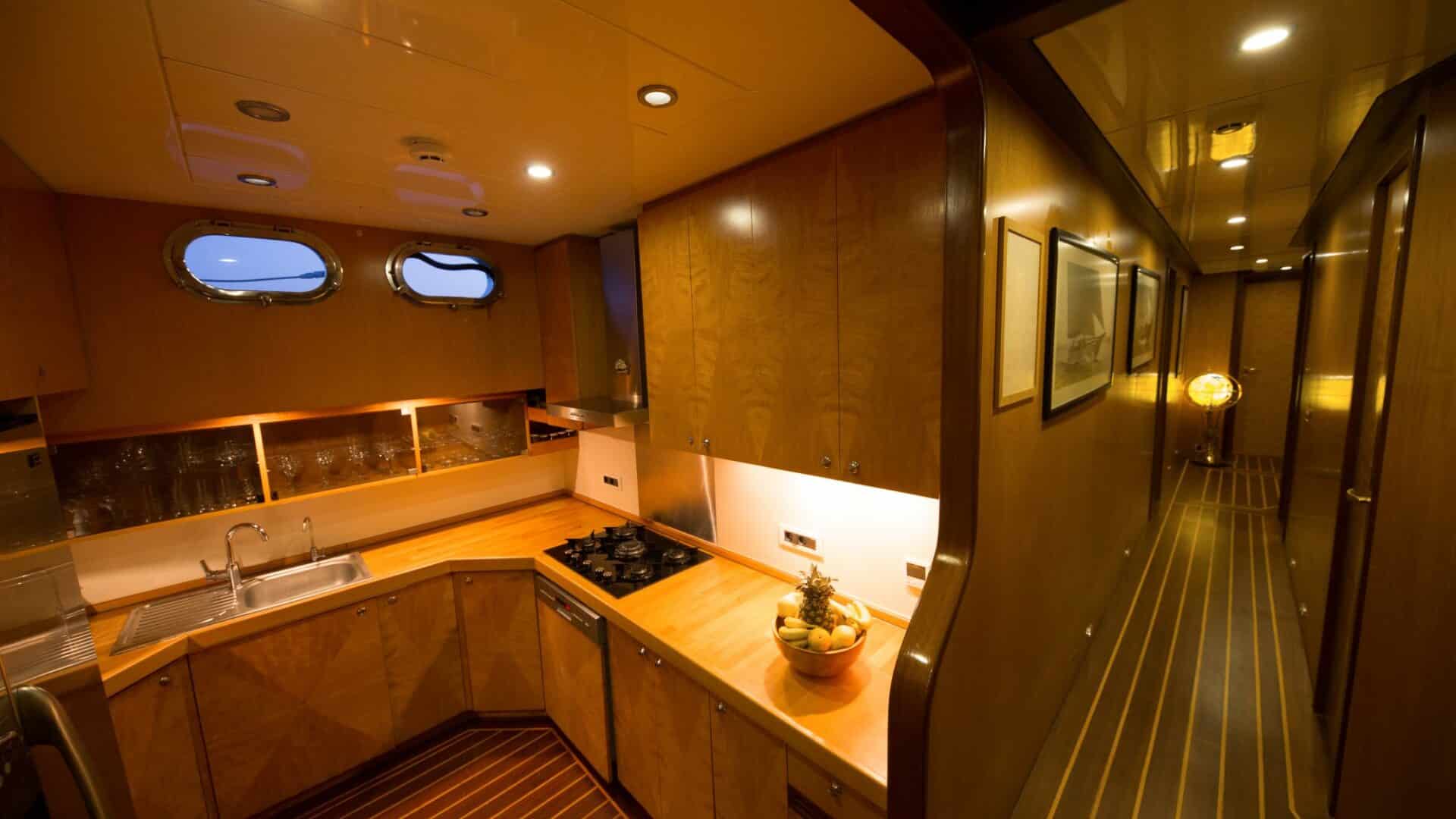 SERENITY 86 Galley2