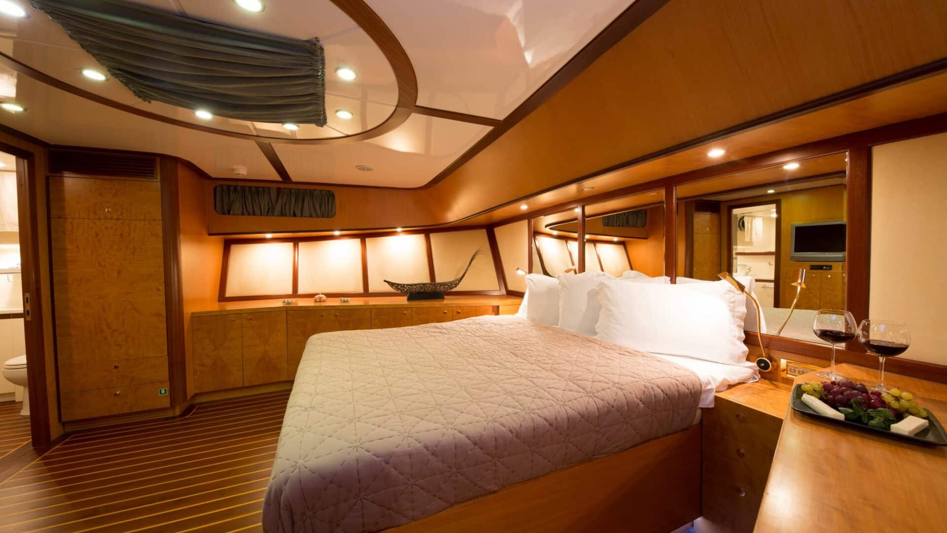 SERENITY 86 Master Cabin