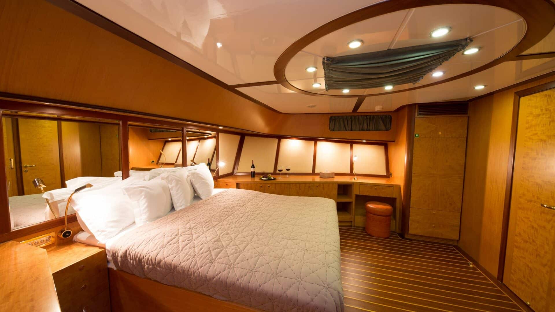 SERENITY 86 Master Cabin 2