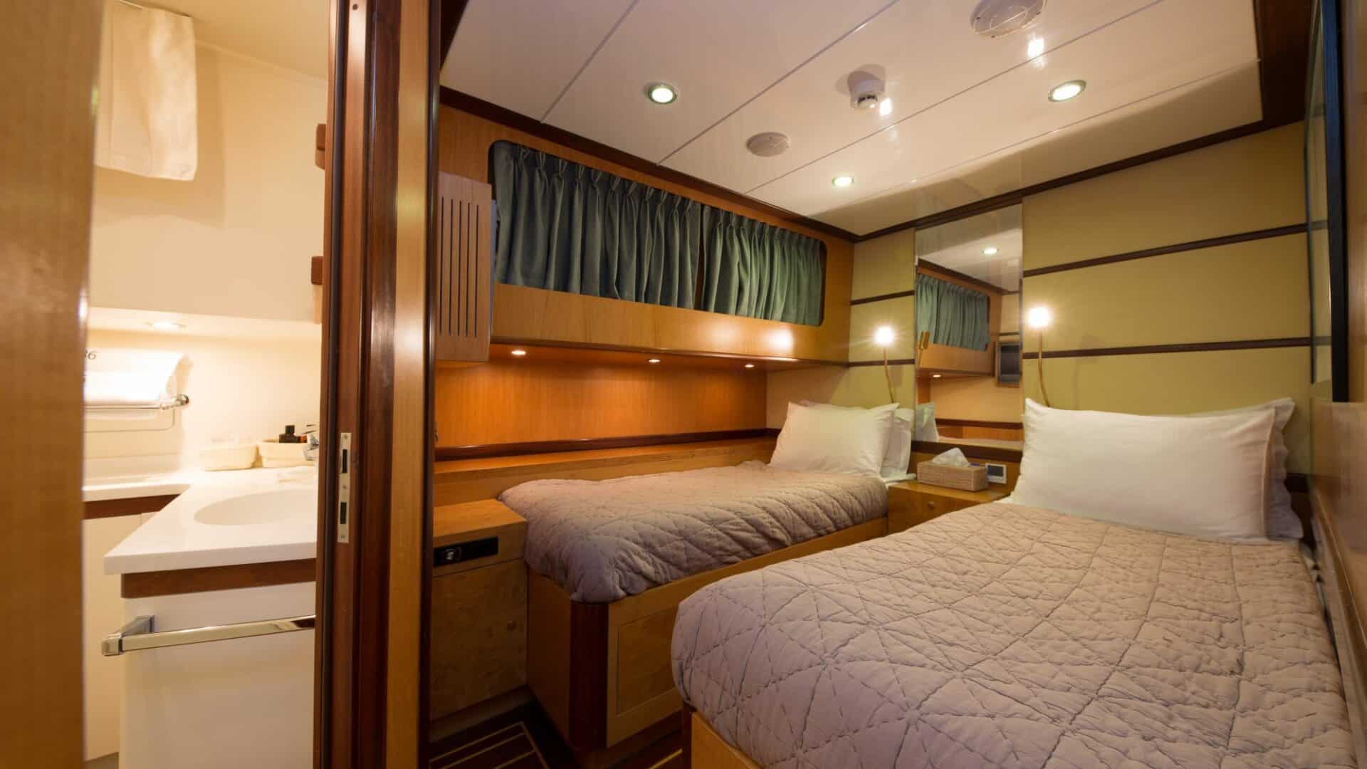 SERENITY 86 Twin Cabin 2