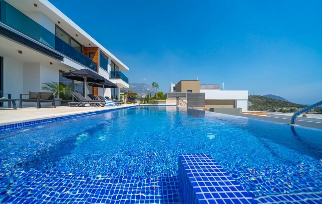 Villa Recep glorious infinity edge pool