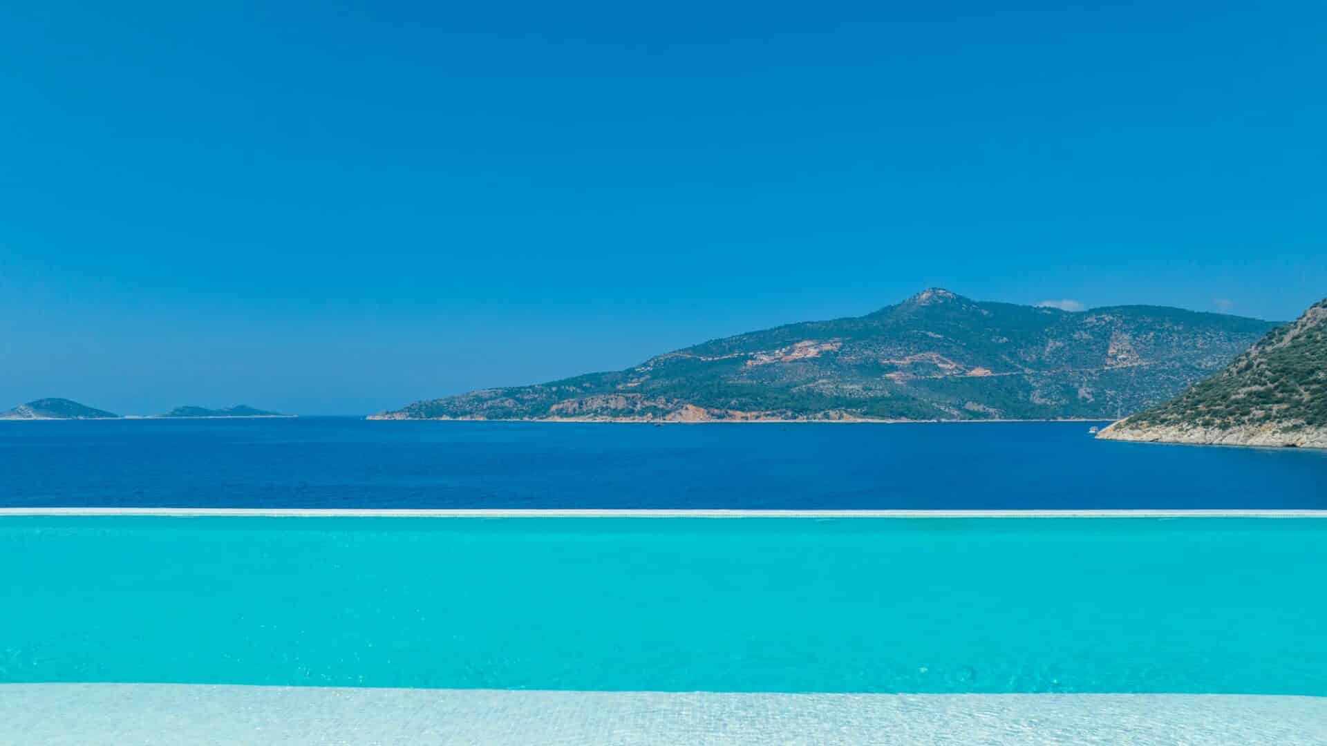 Sea facing infinity pool 2